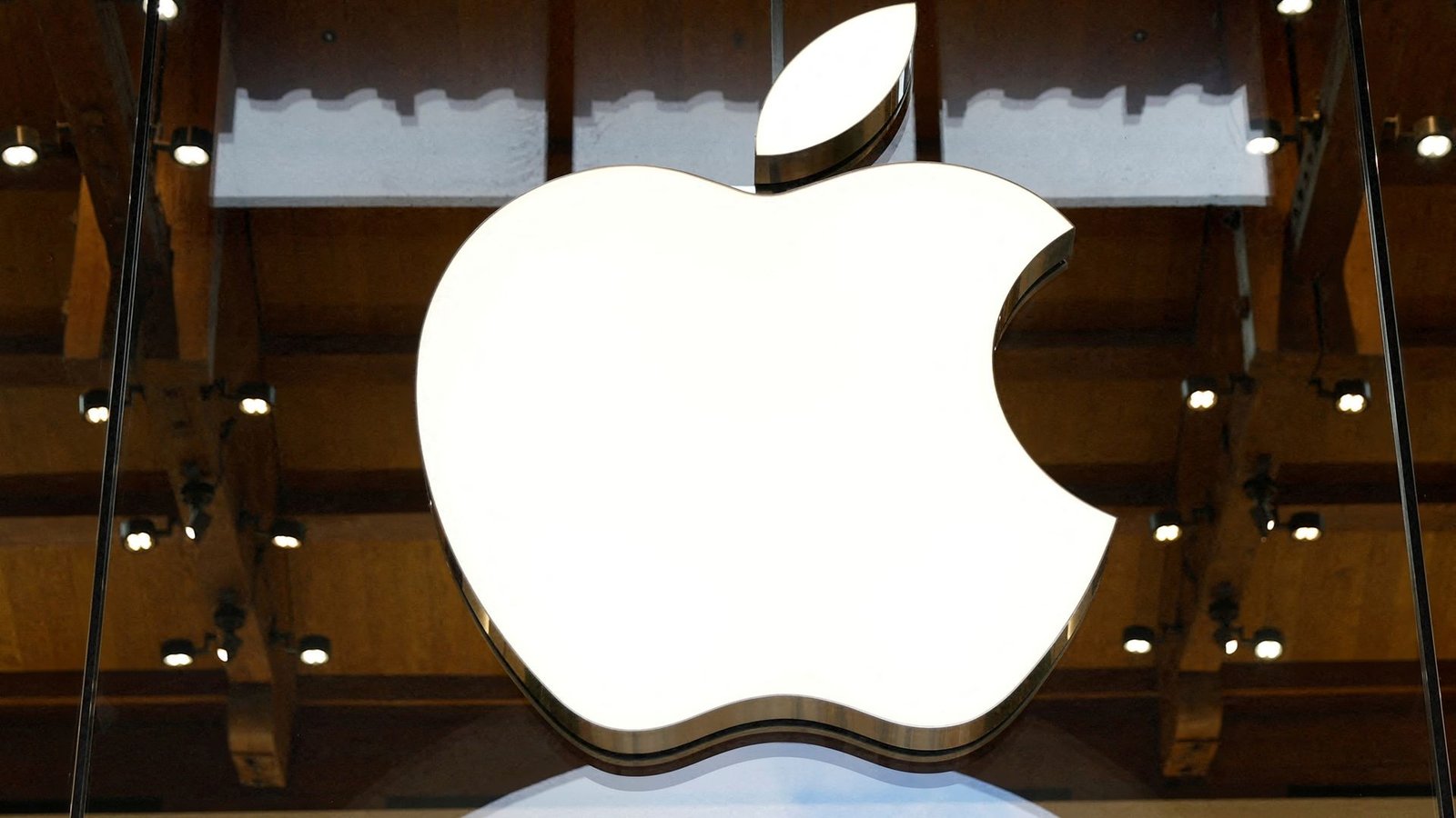 Apple warns of memory chip shortage for key devices